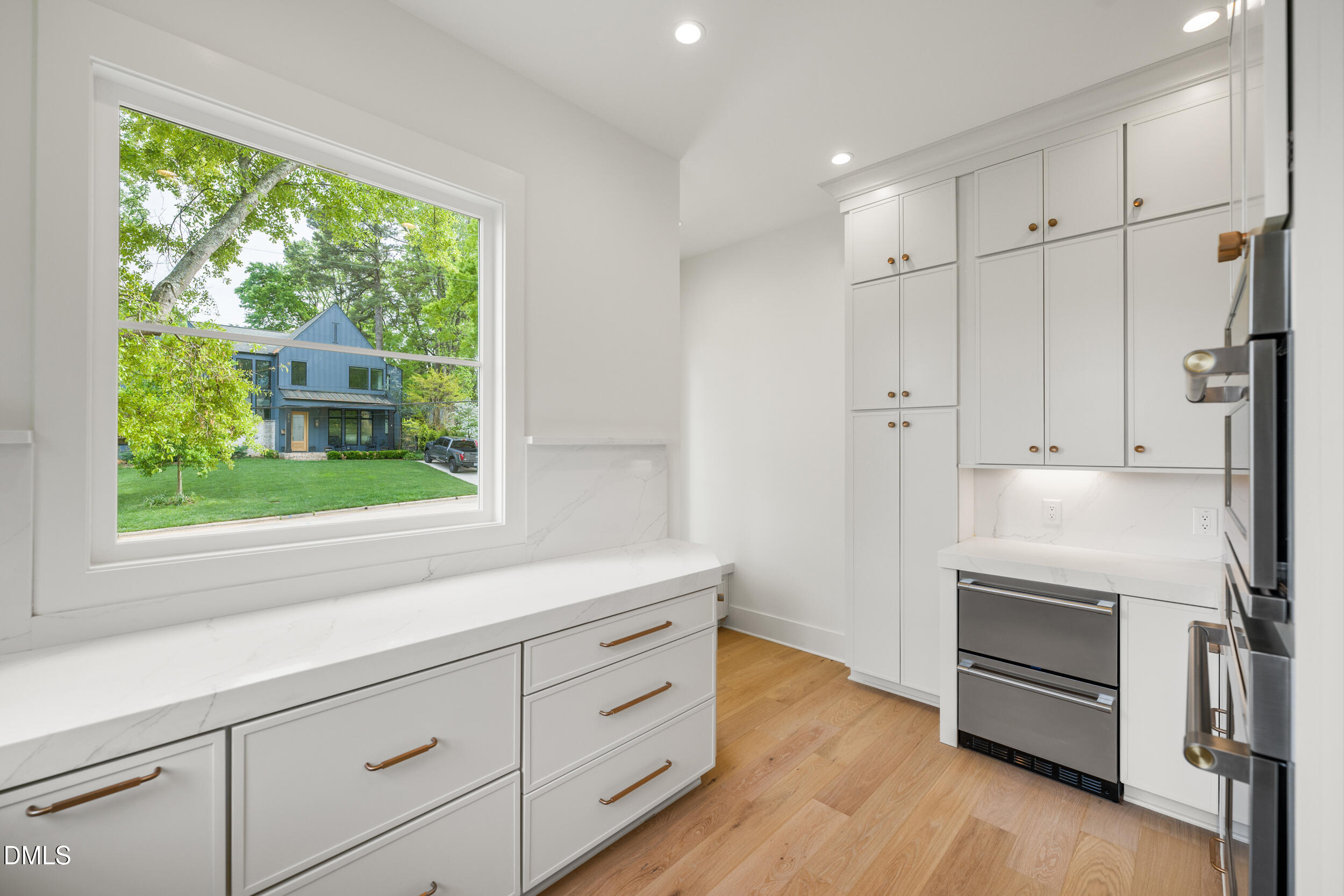 19 -2817 claremont rd, interior, sculler