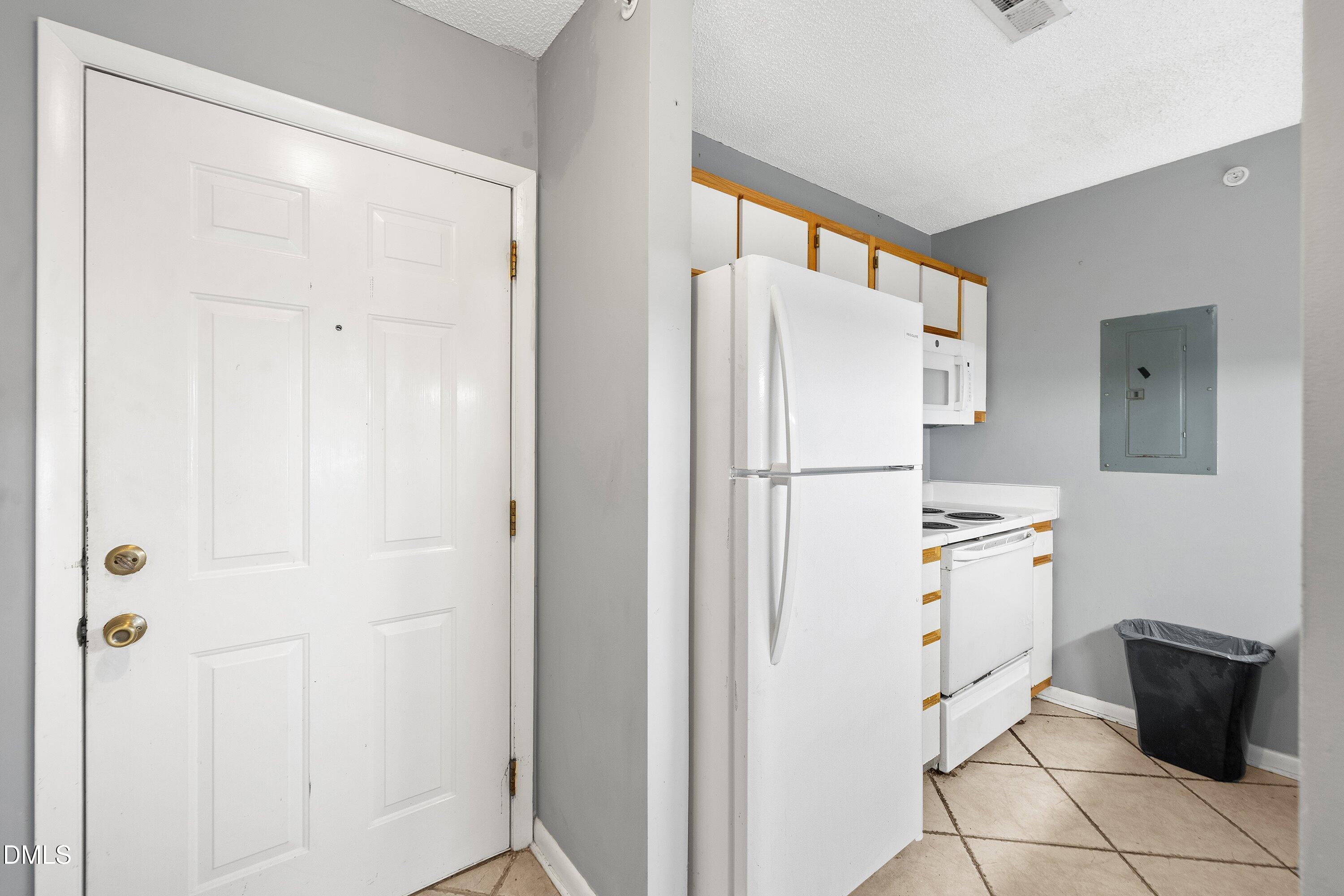 Exterior photo of 1431 Collegiate Circle 303, Raleigh, NC 27606. MLS: 10185304