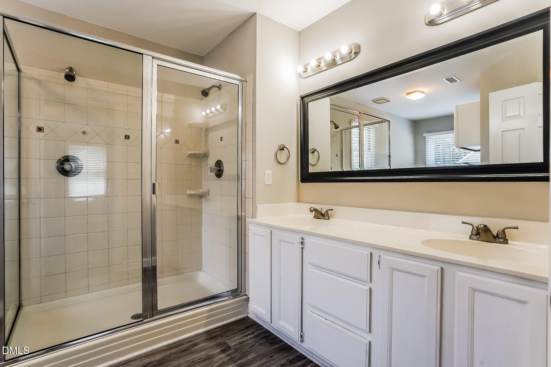 013-photo-main-bathroom-15337187
