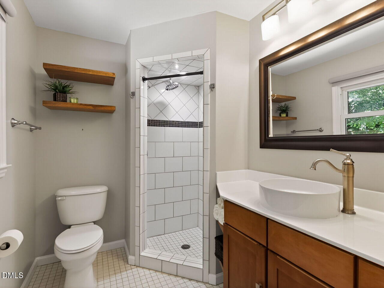 014-1280x960-master-bathroom
