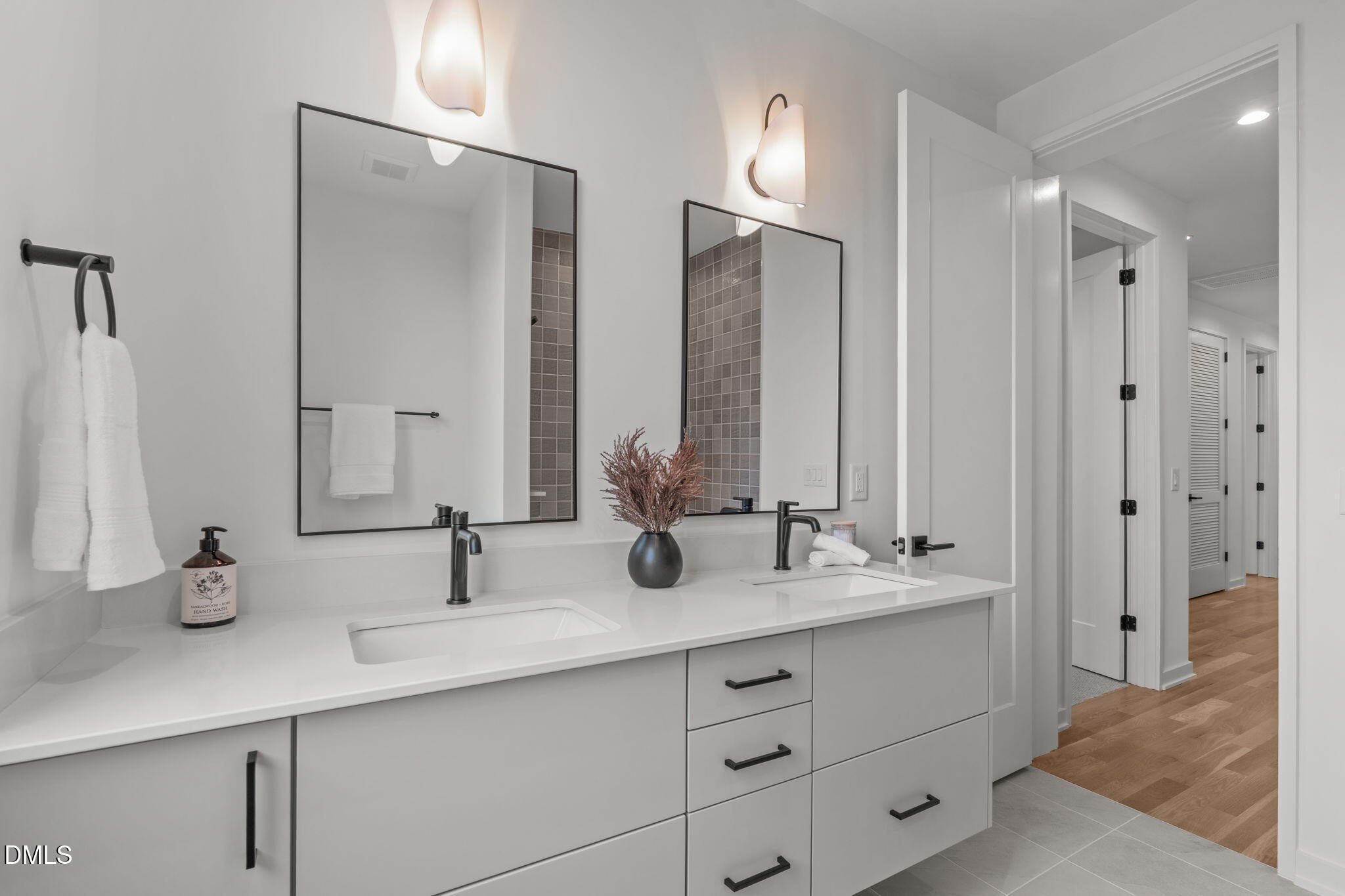 Dual Vanity in 2nd Bath