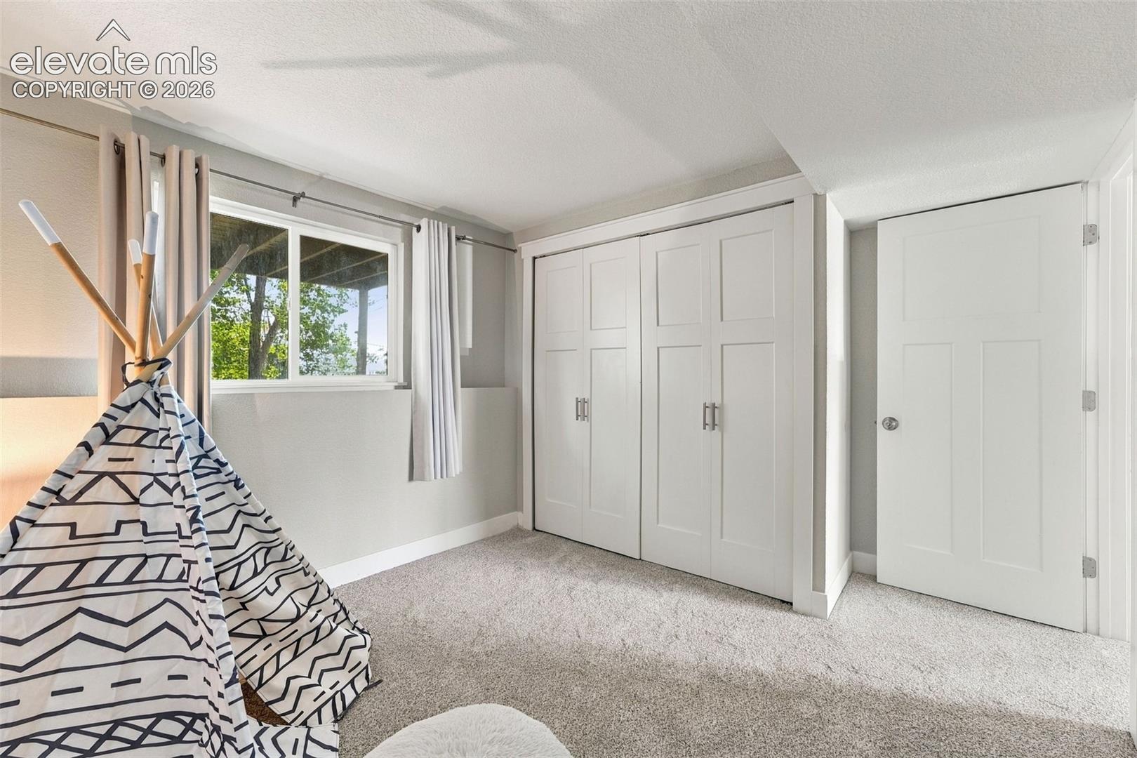 Wall-to-wall carpeting with light-toned walls