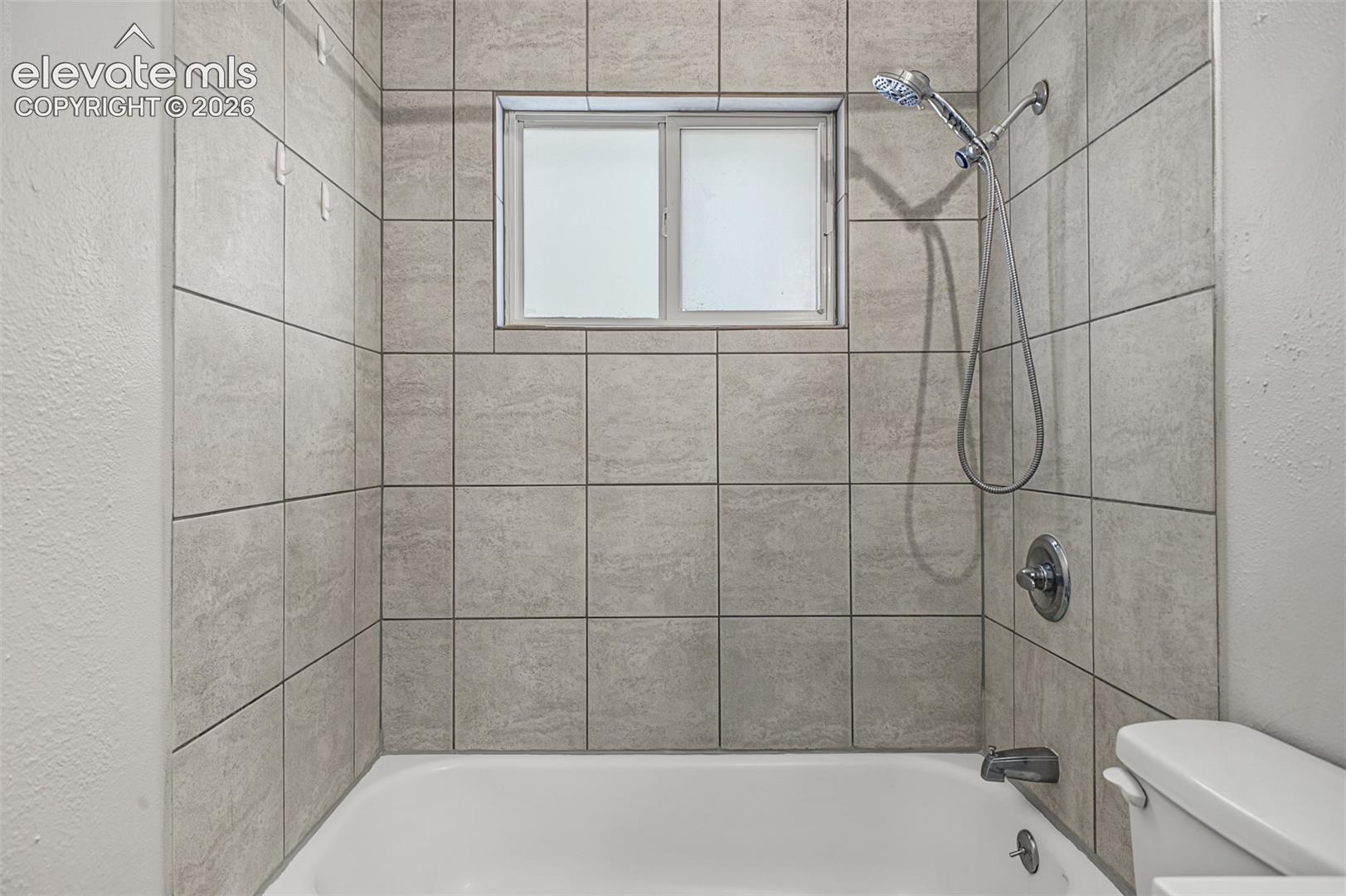 Tub/Shower w/ Window