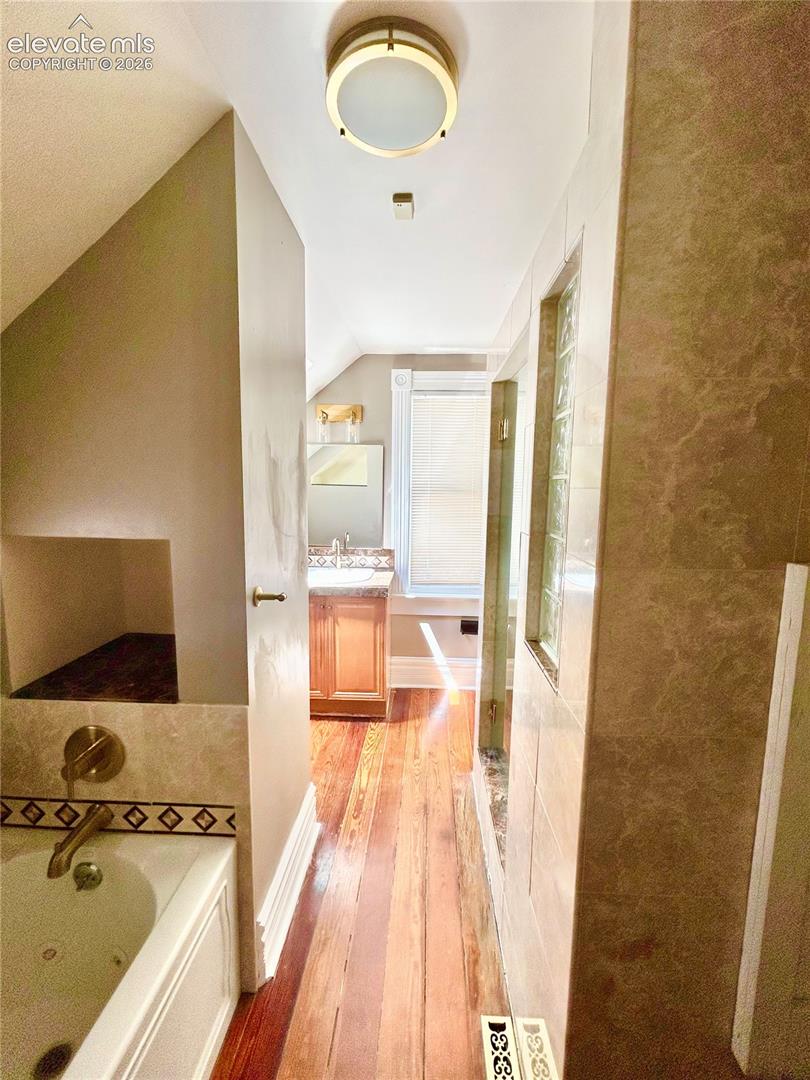 Main House/602: Another view of the upstairs bathroom