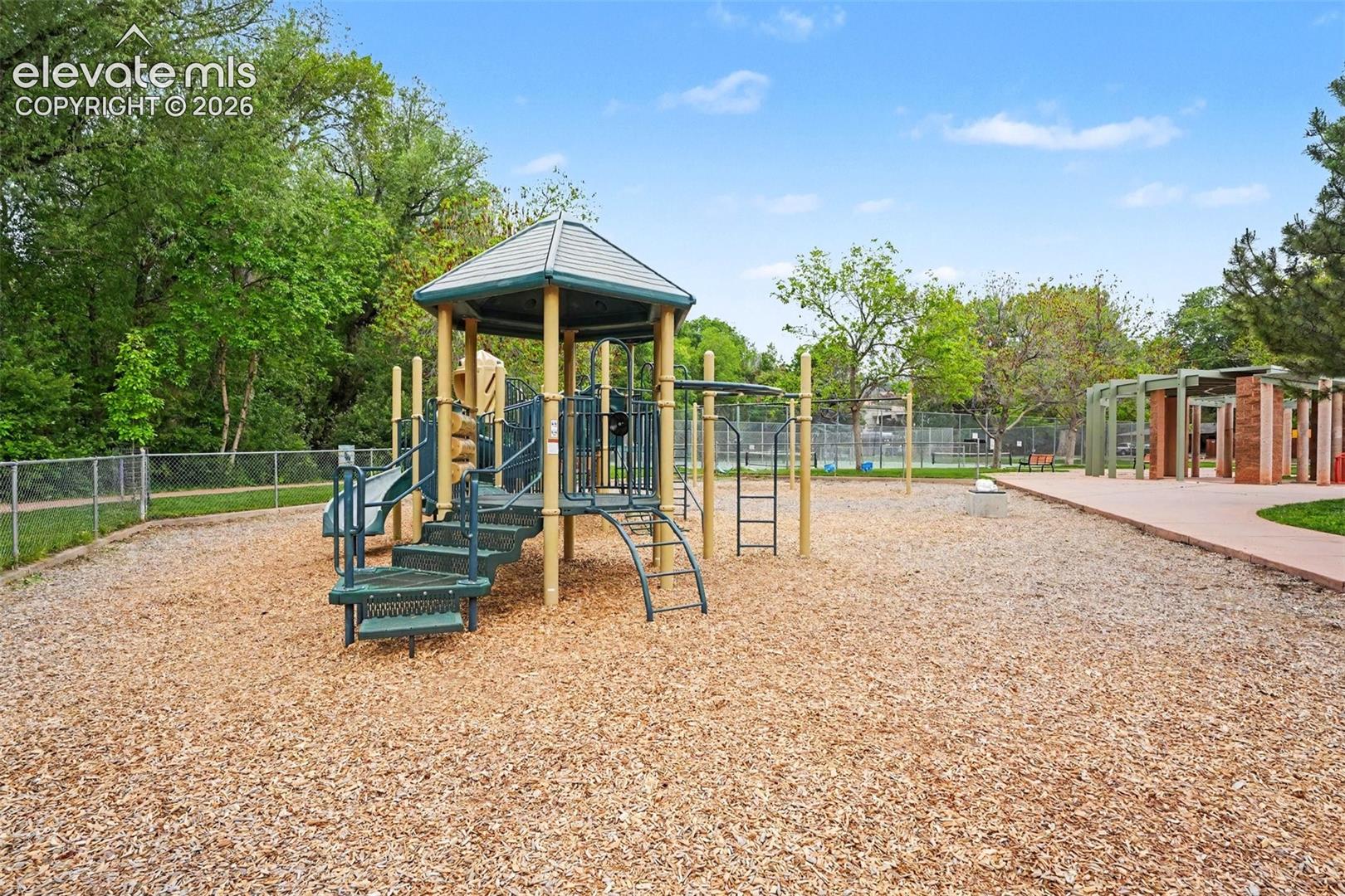 Minutes to Garden of the Gods, baseball fields, and skate park, pickleball court, creeks, and an abundance of friendly community deer, Half a block to walking & biking paths, Minutes to the Trading Post, Manitou restaurants, Old Colorado City, and endless outdoor recreation!
