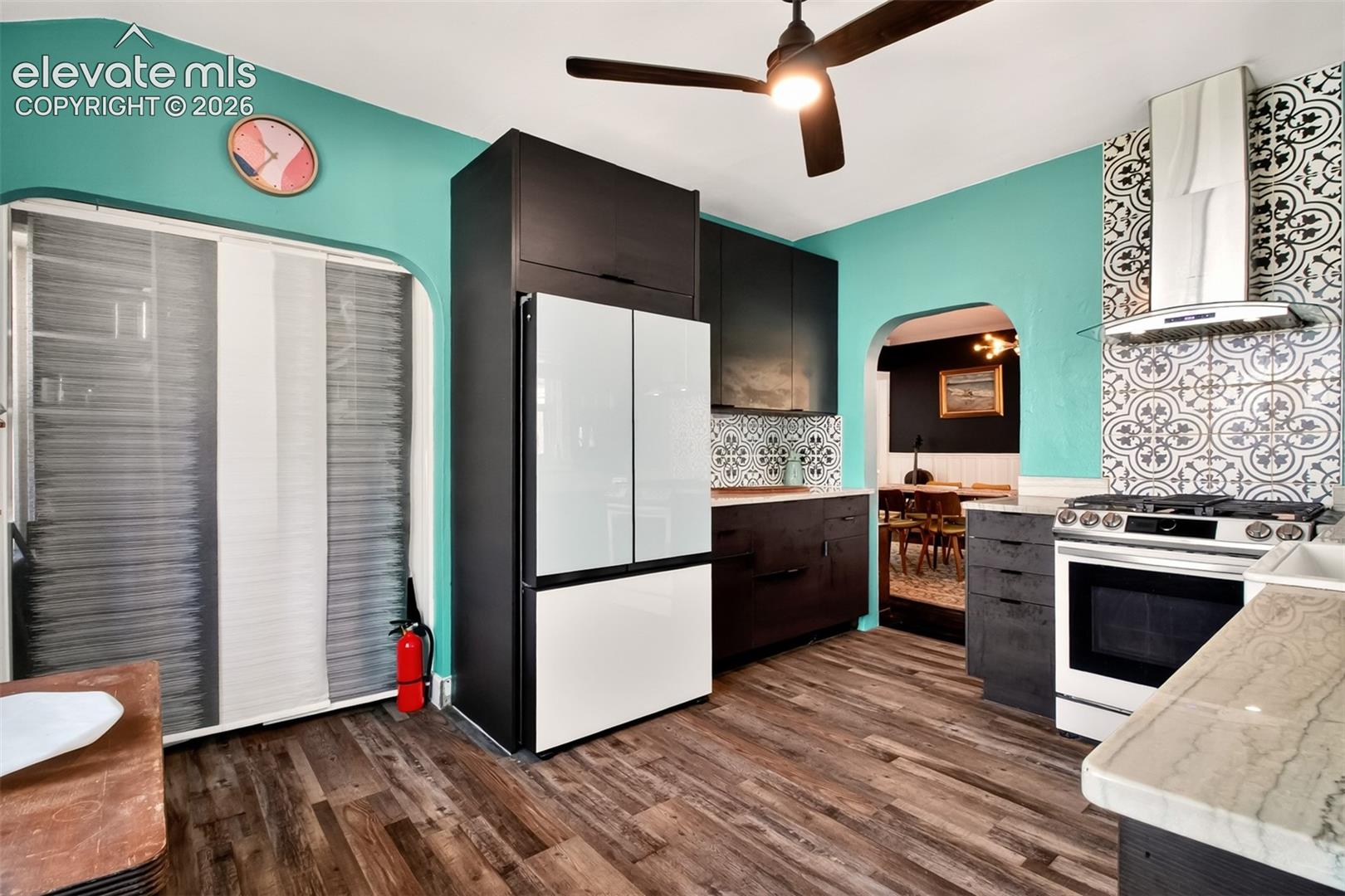 French door refrigerator, granite counters
