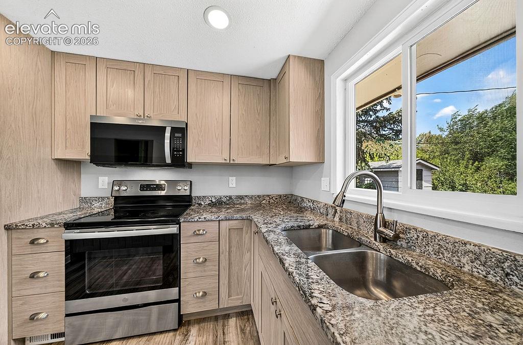 Photo 10 of 320 Cranbrook Circle, Colorado Springs