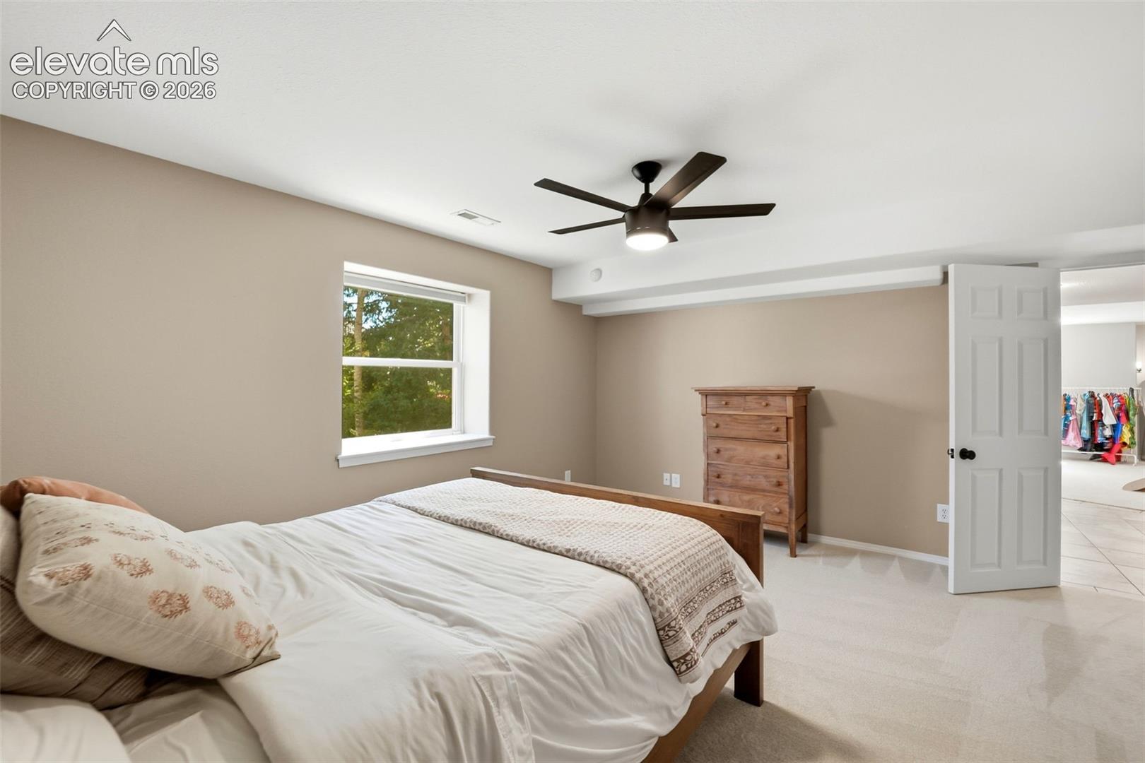 Secondary bedroom 
