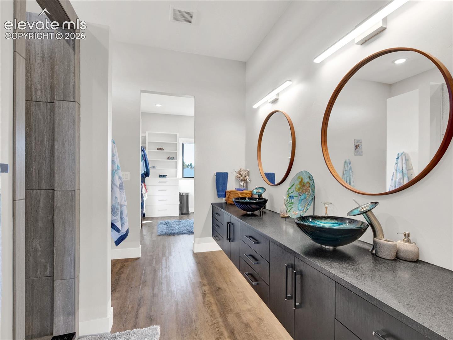 Double vanity with vessel sinks