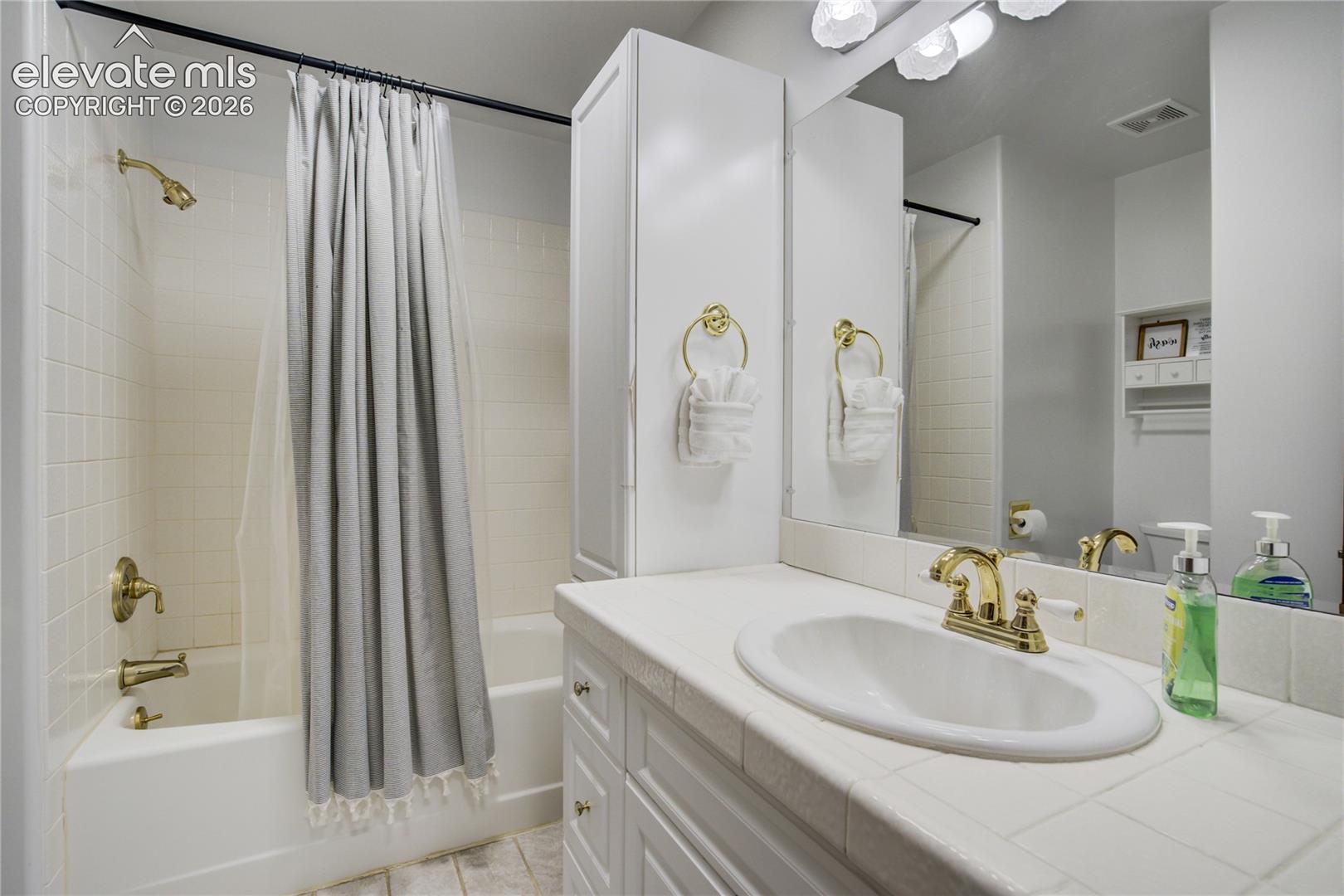 Main house - 2nd bathroom