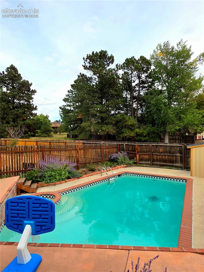 Heated in ground pool and hottub!!