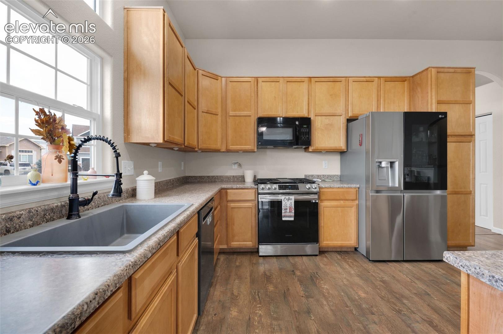 New Appliances and Kitchen sink. Did you see the gas range?