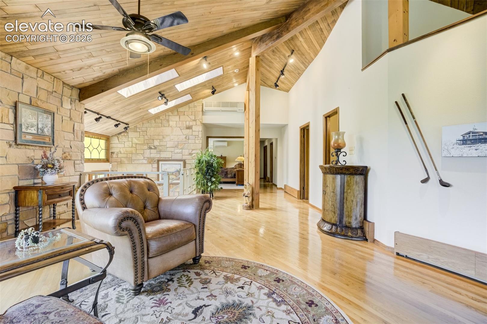 Sitting room looking at grand entry