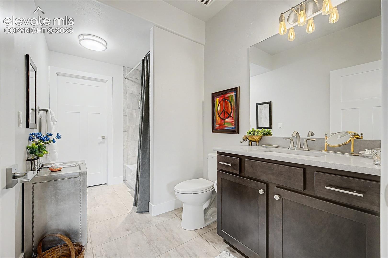 Beautiful full bath for your guests!