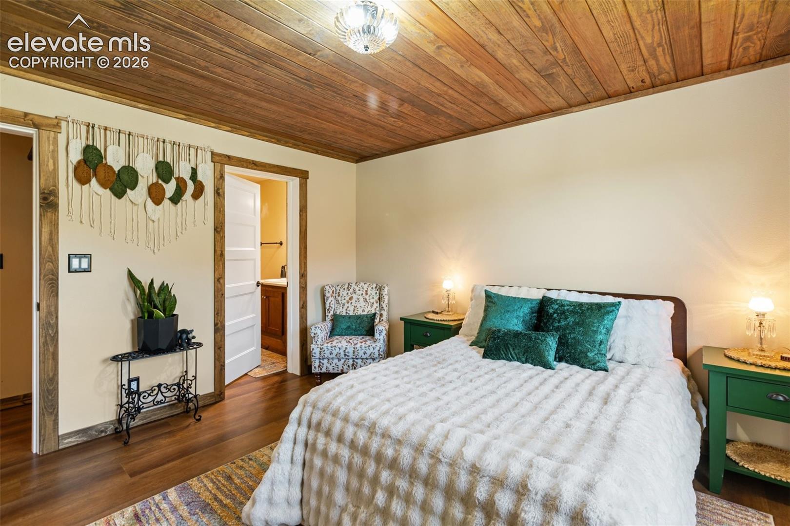 Guest suite with ensuite bath and massive walk-in closet. 