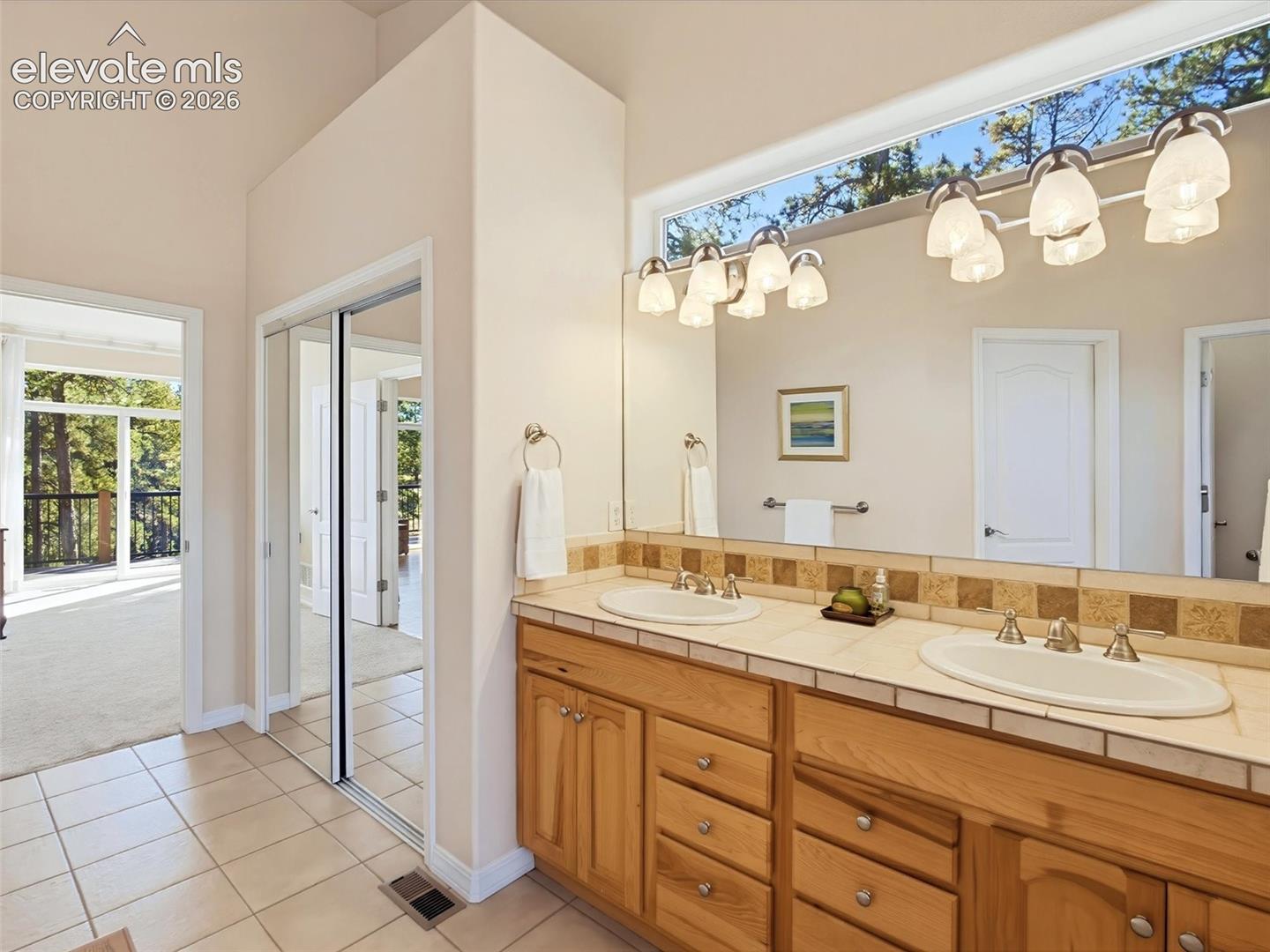 Dual vanity with double sinks