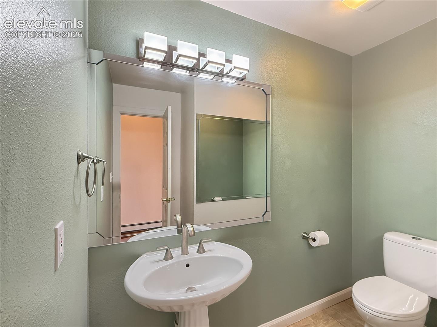 1/2 Hall bath off of foyer