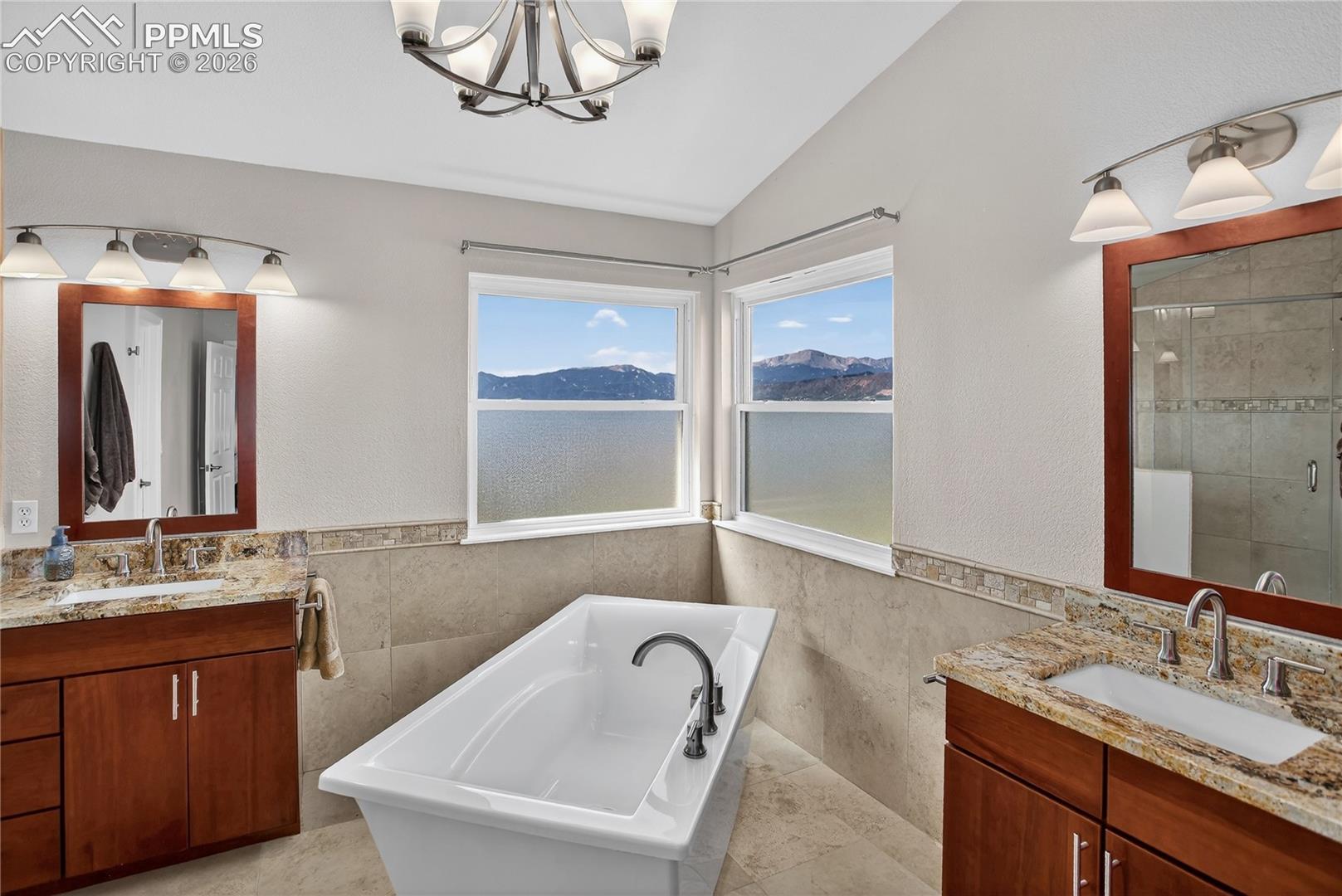 5-piece primary bath w/ mountain views