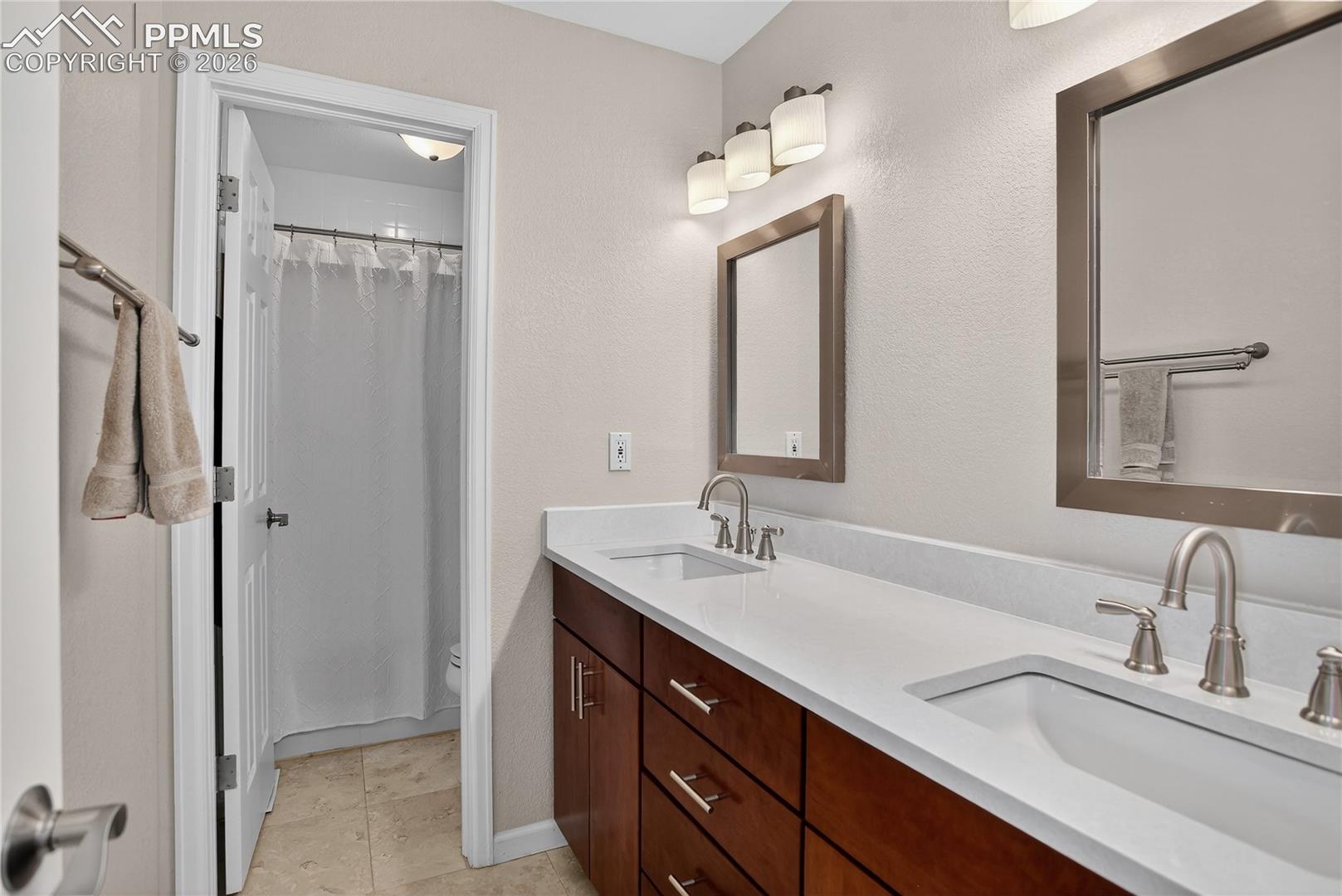 Full guest bath - upper level