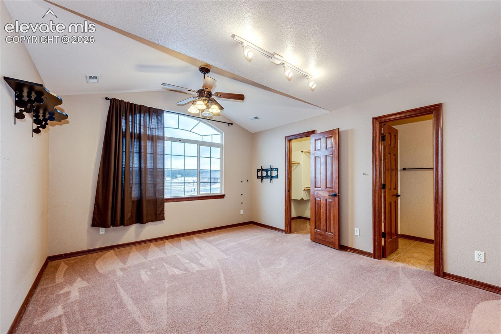 Upstairs Ensuite Bed and Bath 