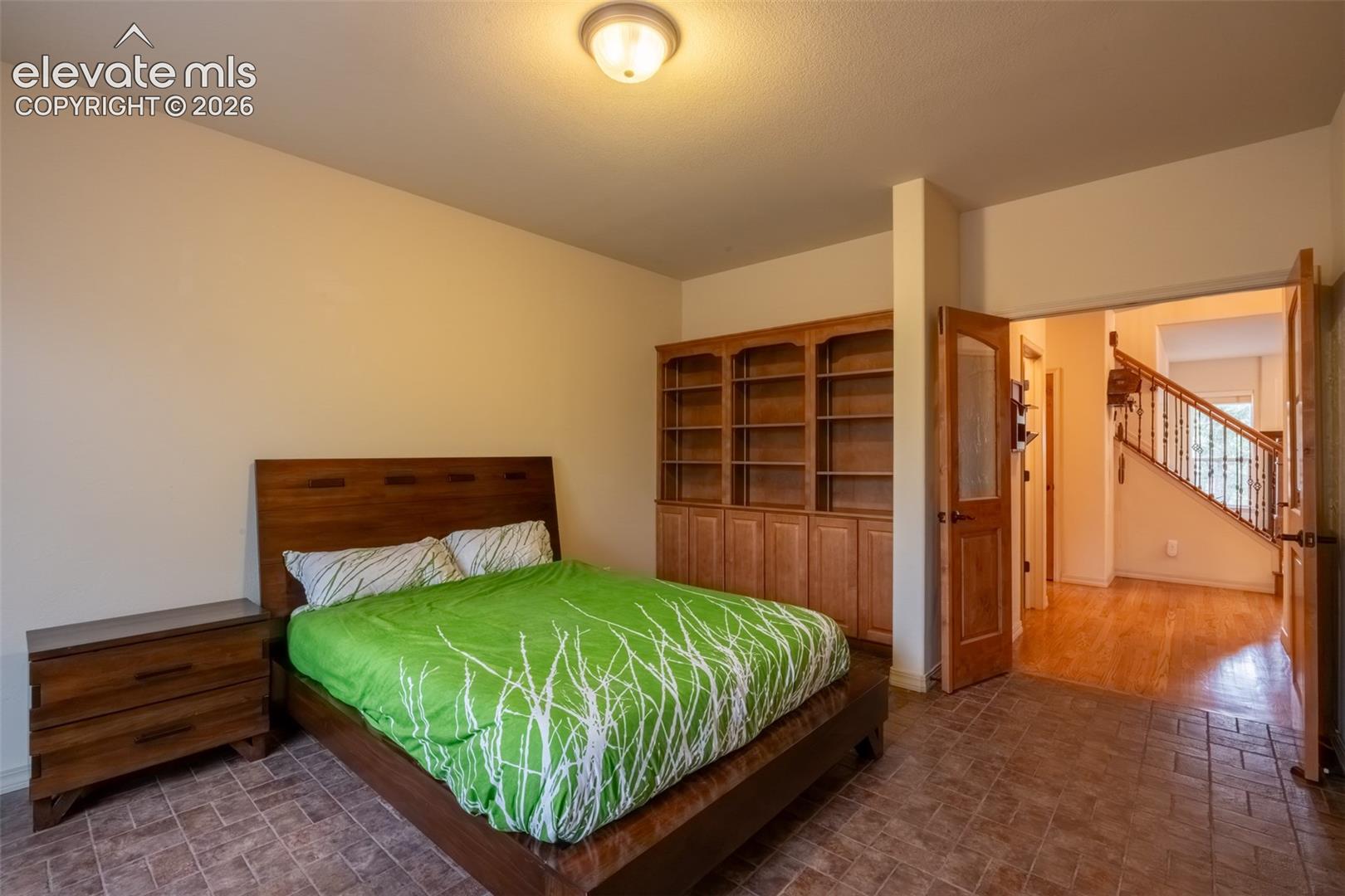Flex/office/non-conforming bedroom - main floor