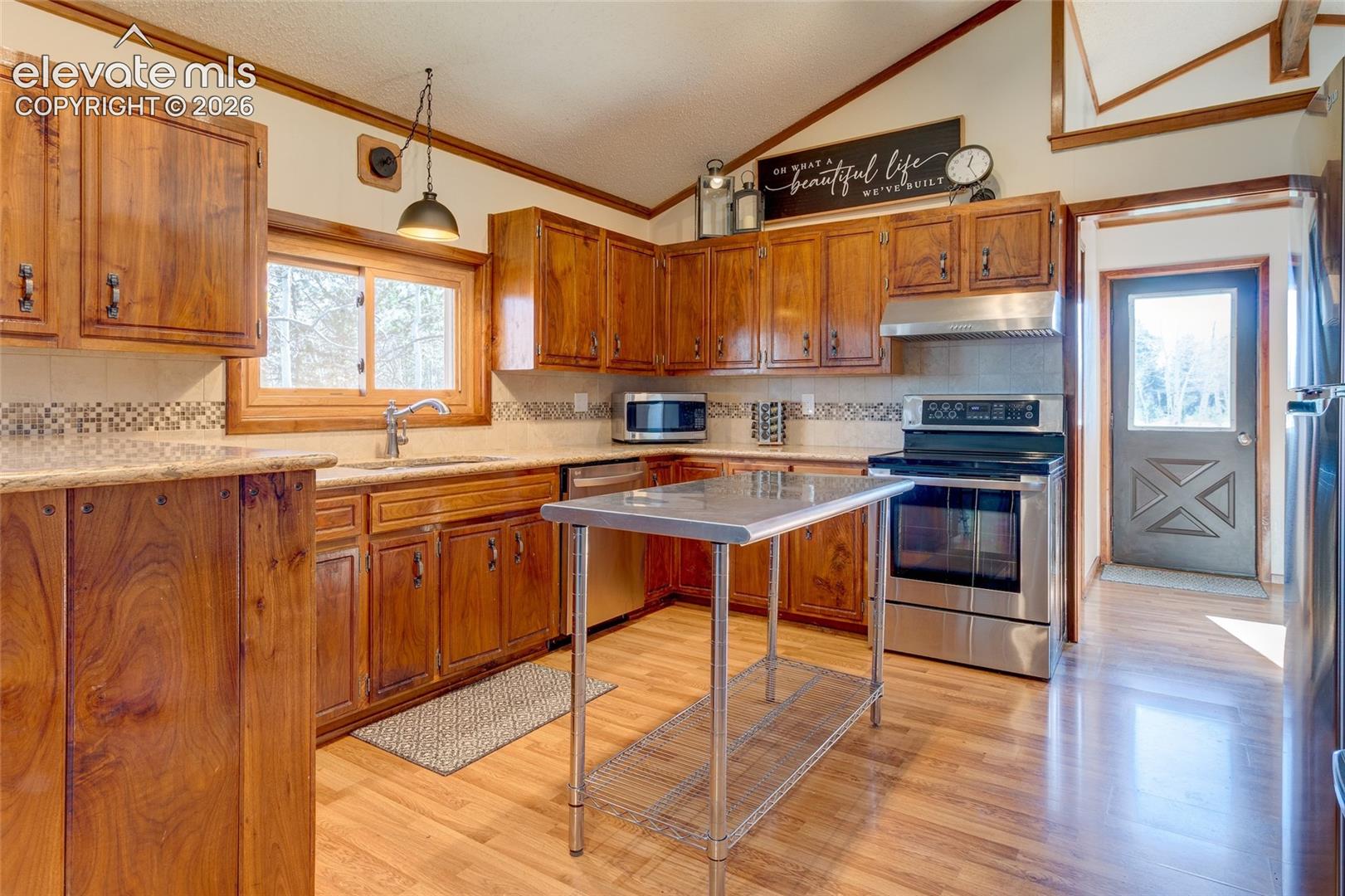 Kitchen - stainless work station included