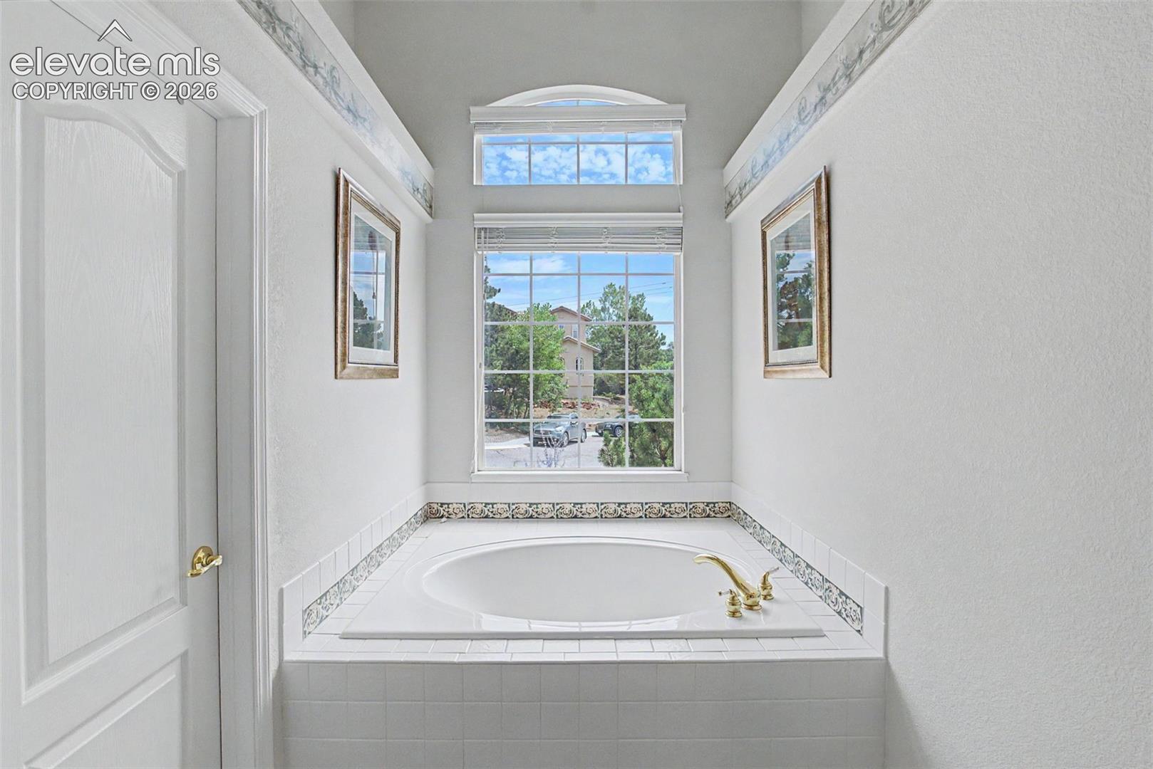 Luxurious Soaking Tub!