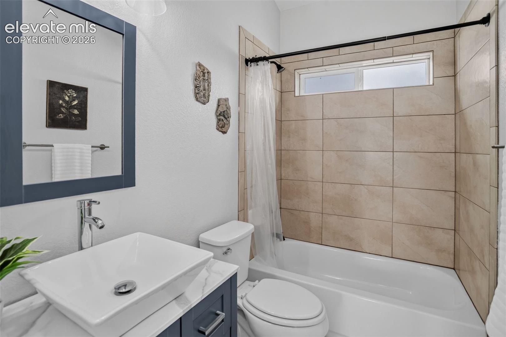 Upstairs full bathroom.