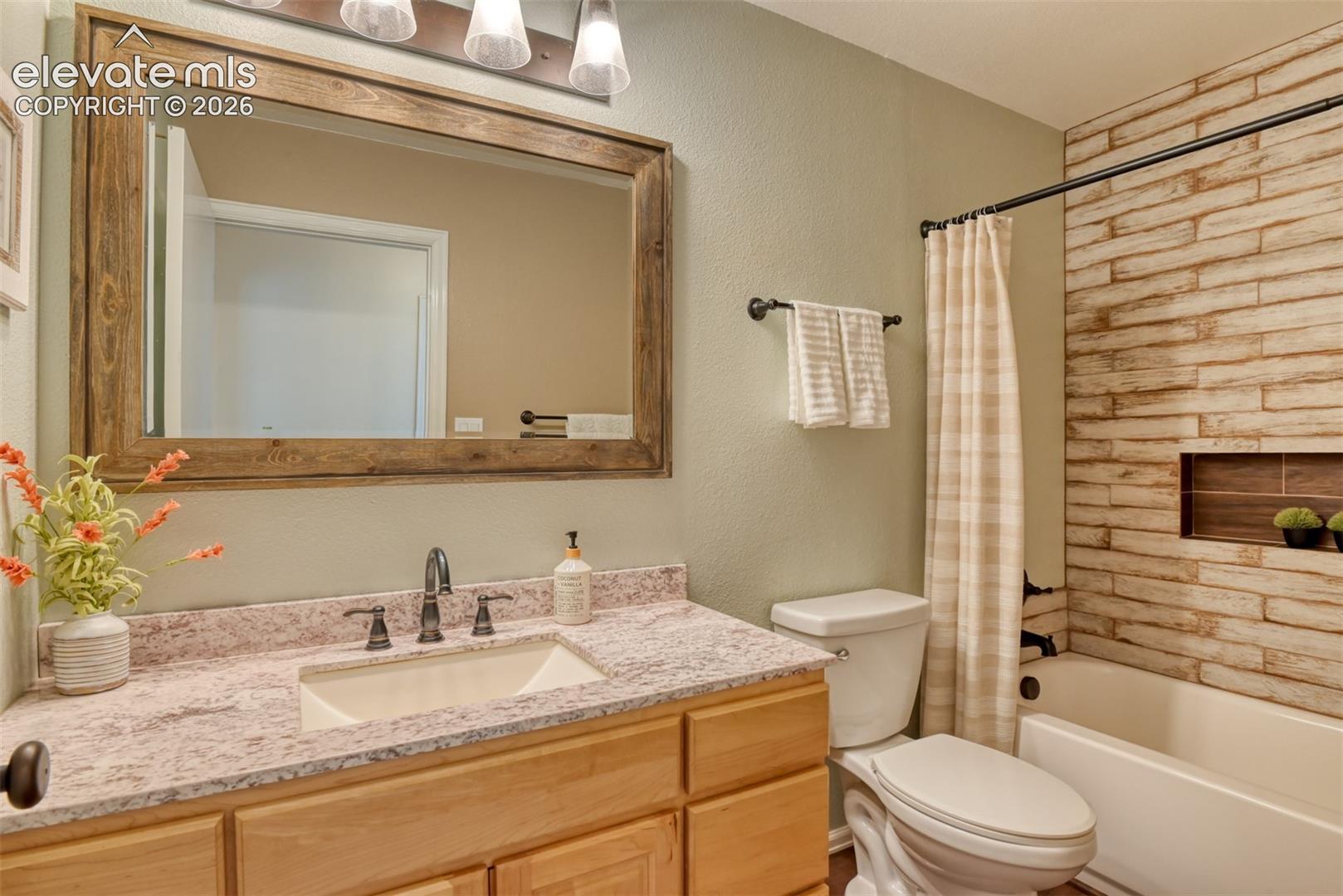 Upstairs hallway full bathroom