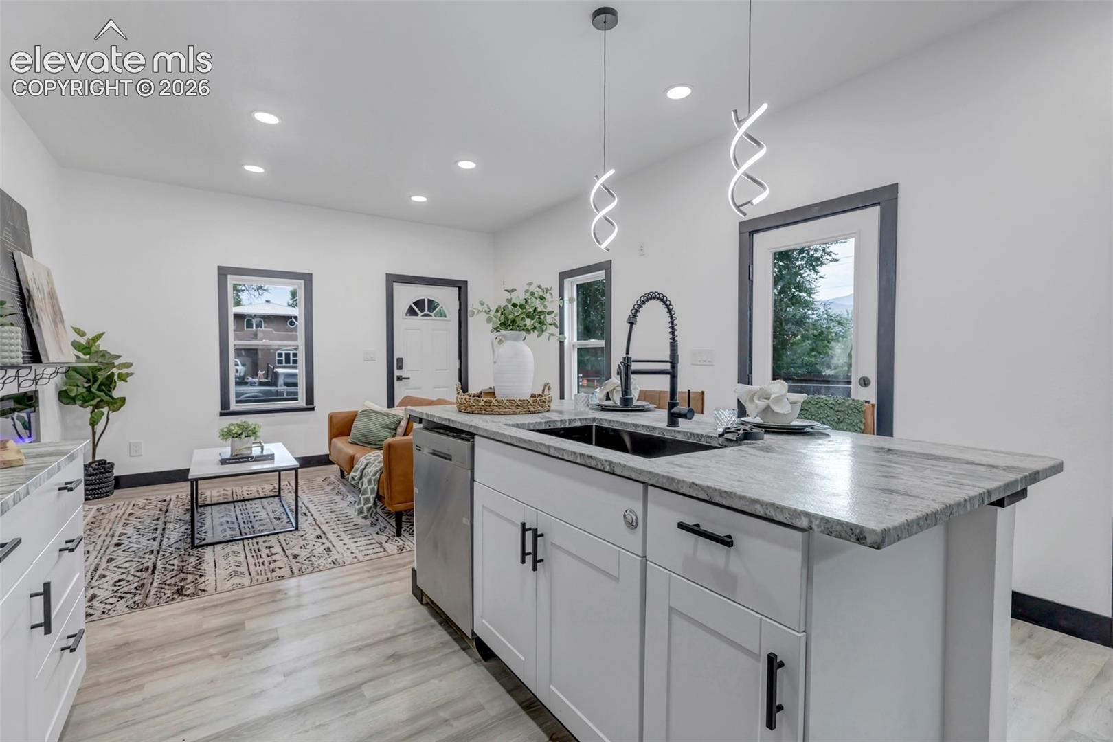 Photo 9 of 908 E Cimarron Street, Colorado Springs