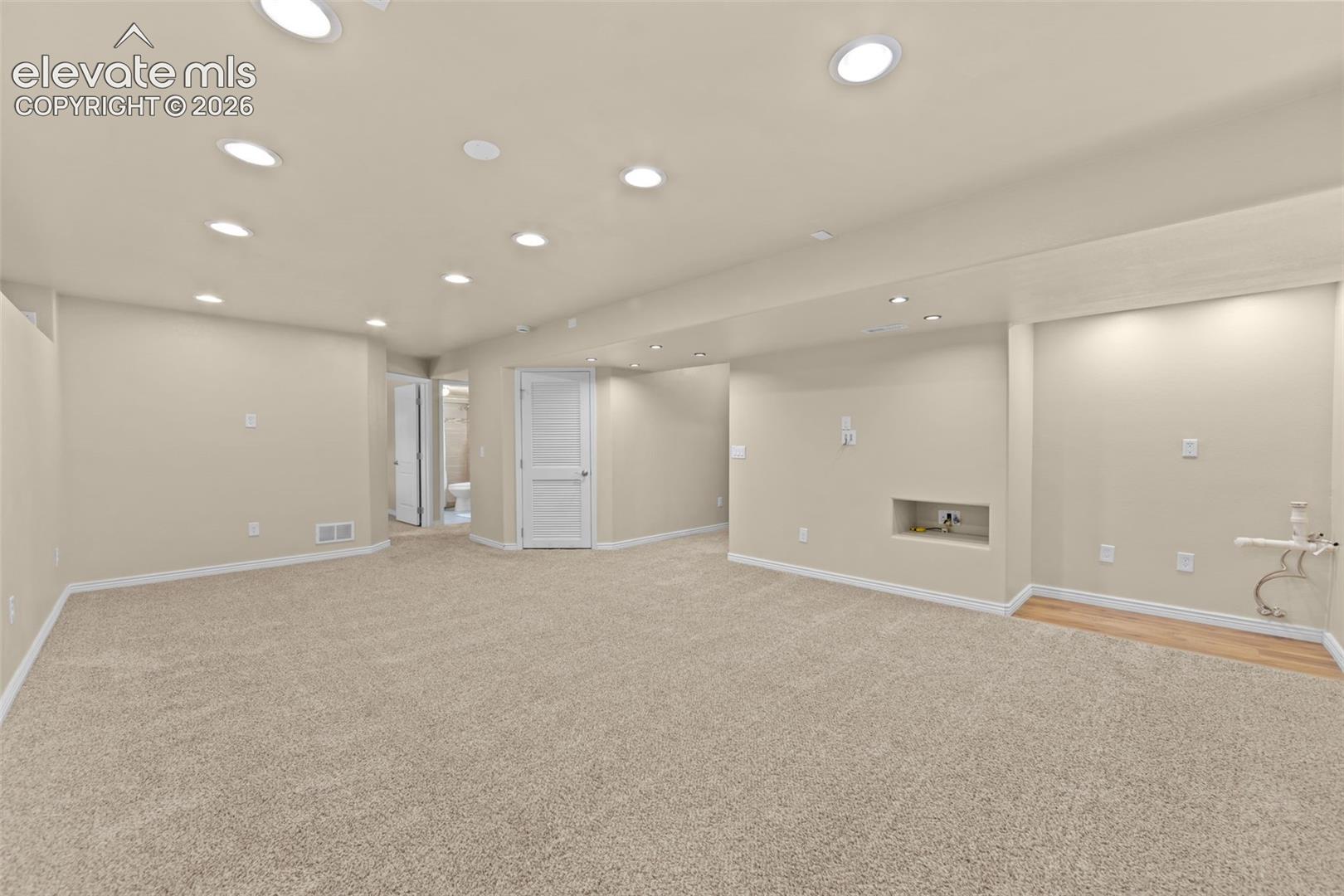 oversized family room with wetbar preplumb
