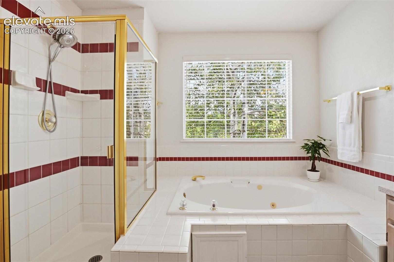 Well maintained 5 piece primary bath with jetted tub, and stand alone shower. 