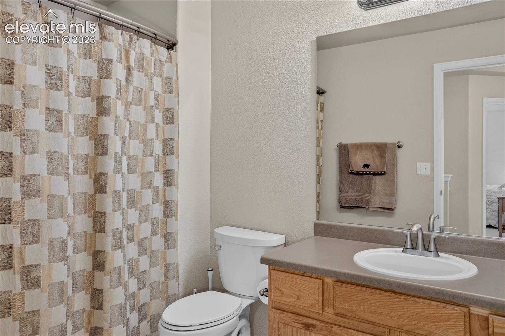 Full guest bath - upper level