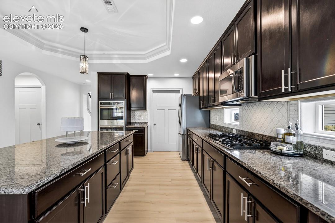Gourmet, island, granite, walk in pantry, coffered ceiling, double oven, stainless steel appliances, gas range