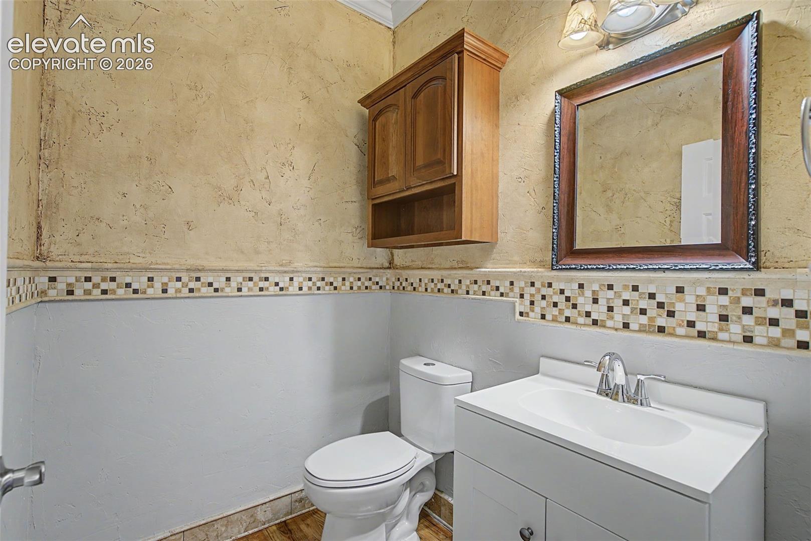 Main level 1/2 bath
