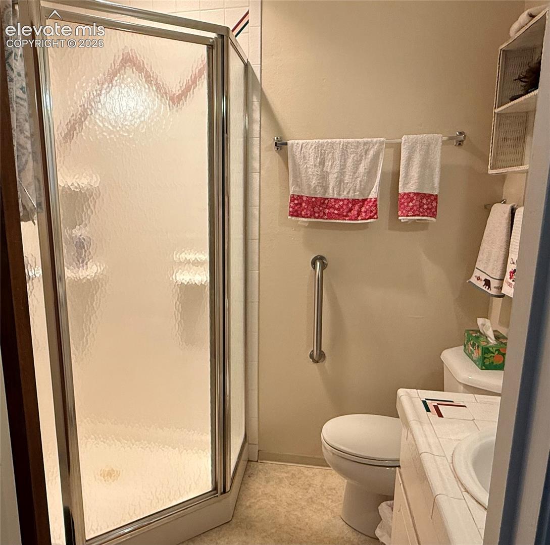 Corner shower enclosure with textured glass doors