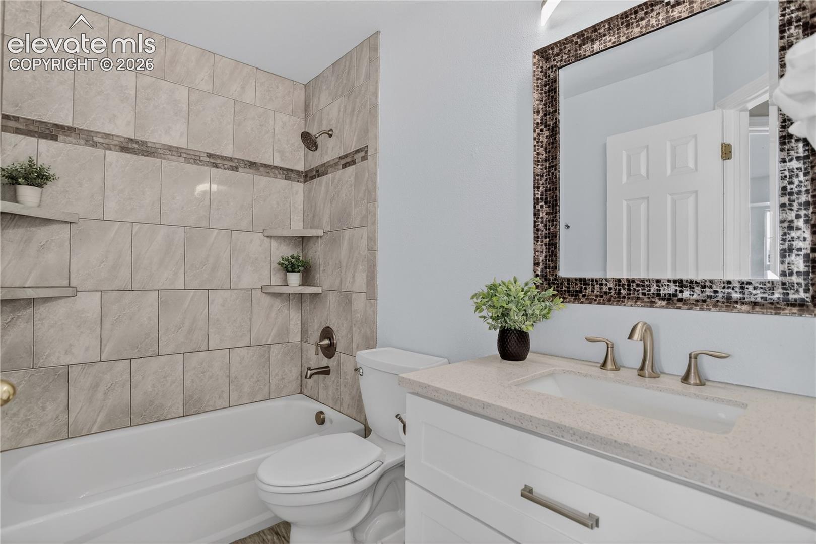 Full guest bath - upper level
