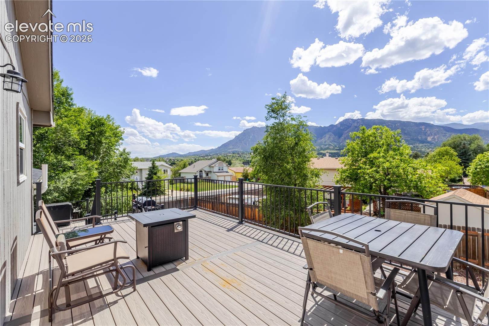Upper deck w/ views!