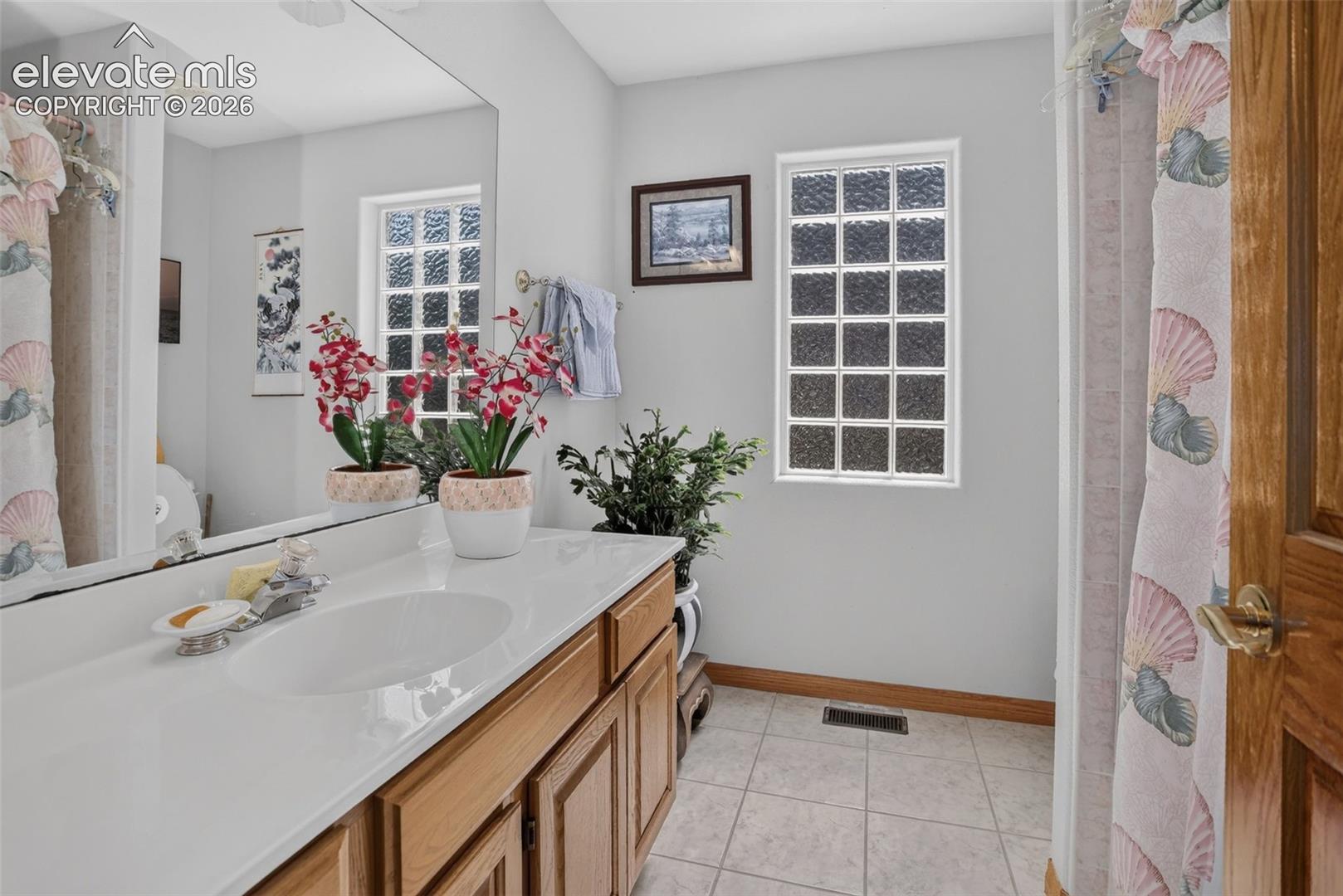 Full bathroom with large single vanity and tub/shower.