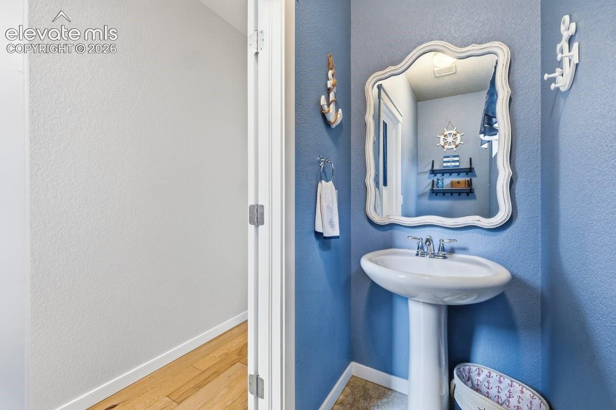 main level powder bath
