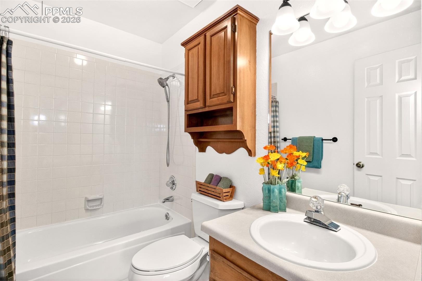 Upstairs full bathroom.