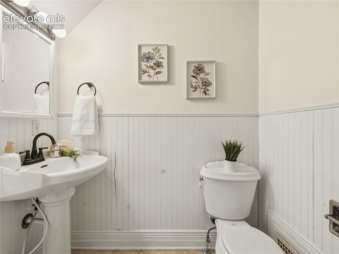 Upstairs full bath.