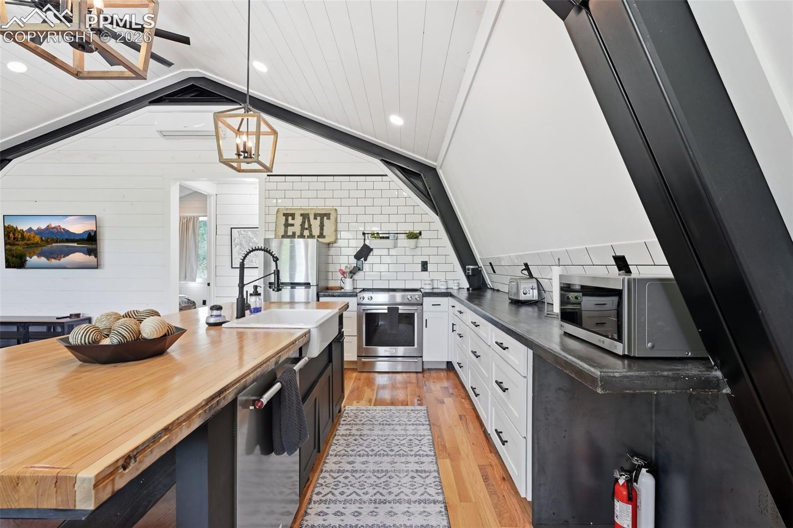 13ft ceilings with heating / AC.