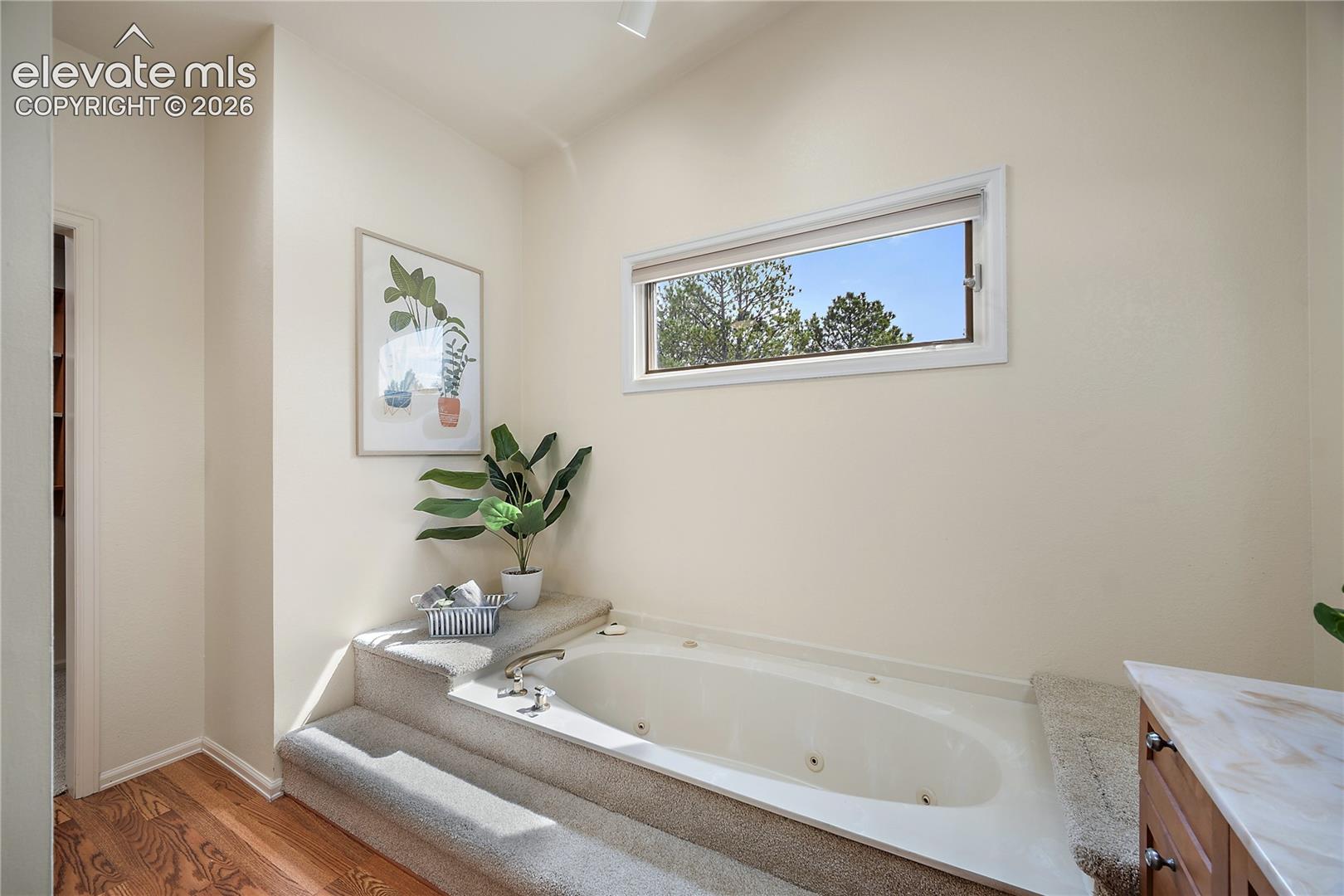 Soaking tub