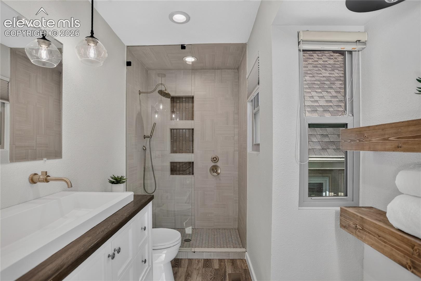 En-suite primary bathroom