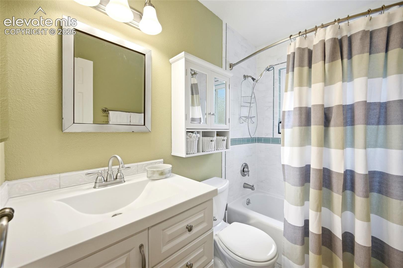 Upper level hall bath