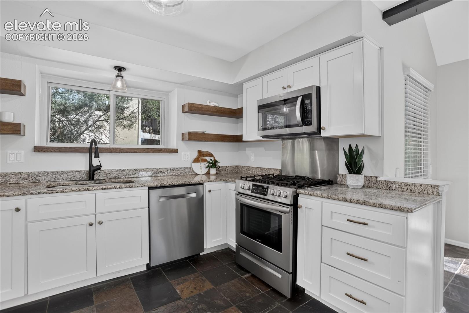 Granite countertops & gas range