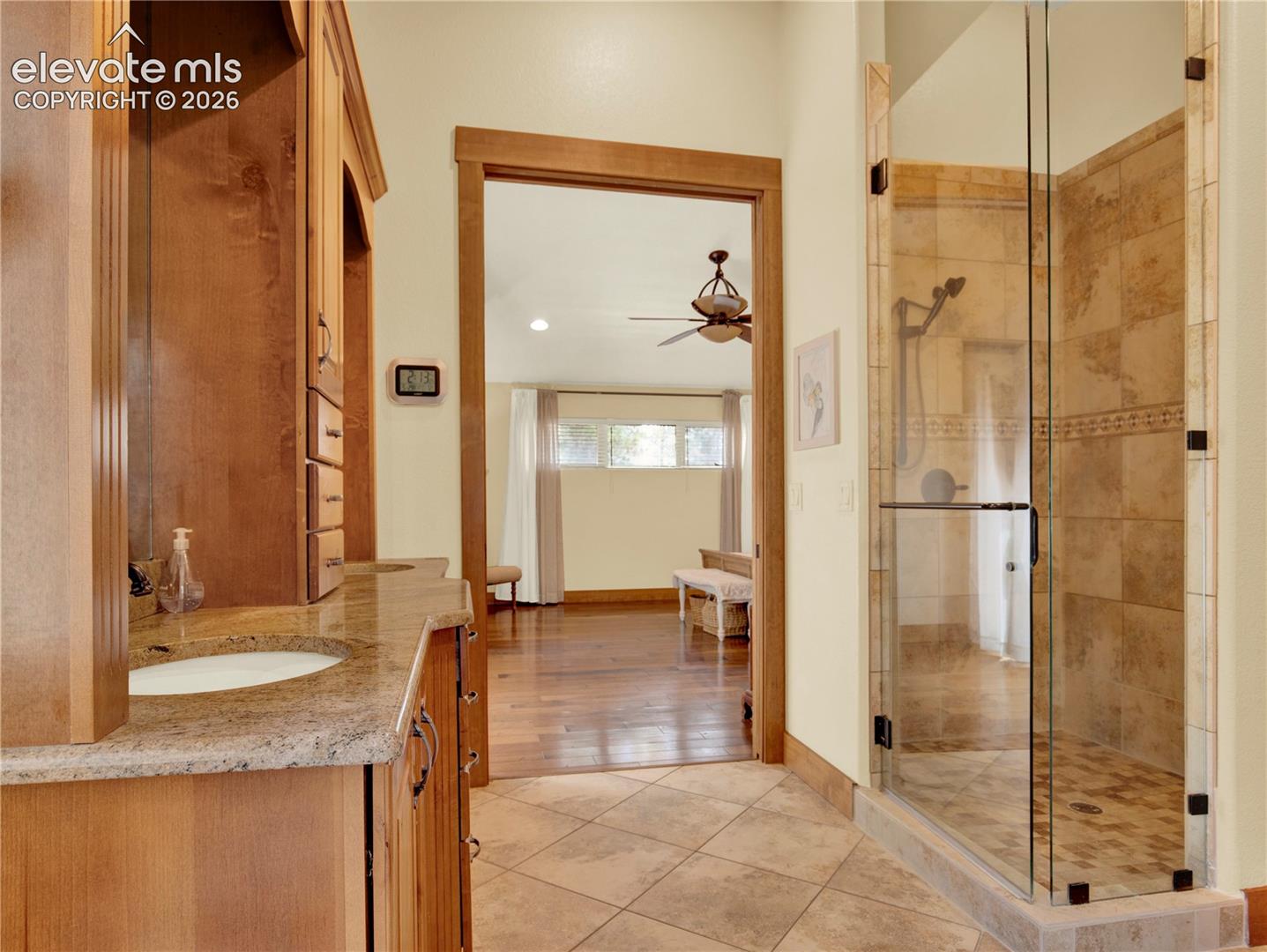 Large primary ensuite 5 piece bathroom