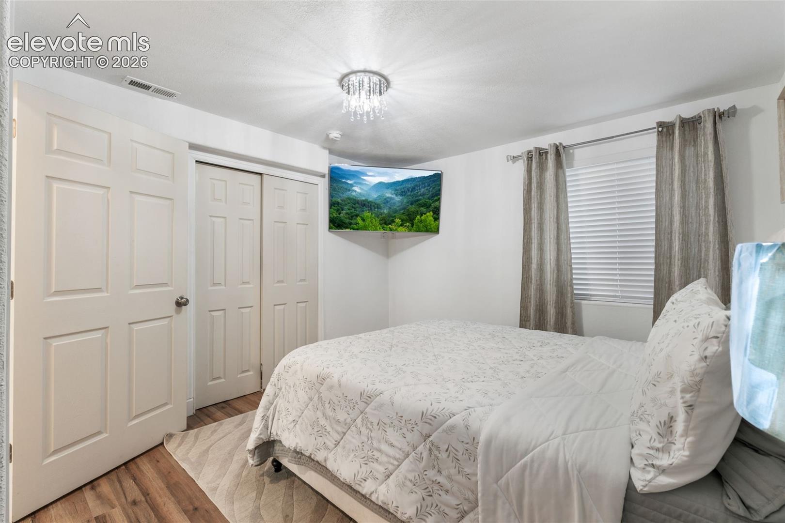 Wood laminate flooring with 6 panel doors