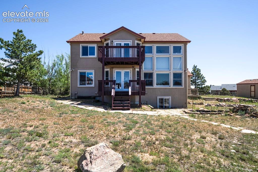 Back of home. Upper deck off Loft area!